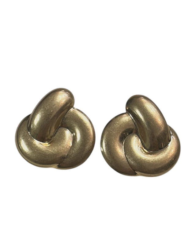 Par de brincos de metal dourado, formato de nó torcido, fecho post
